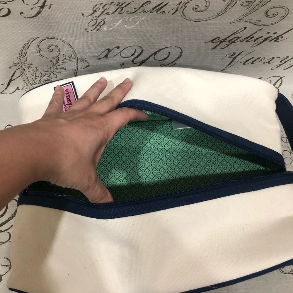 Vineyard Vines White and Navy Travel Bag - Picture 5 of 7